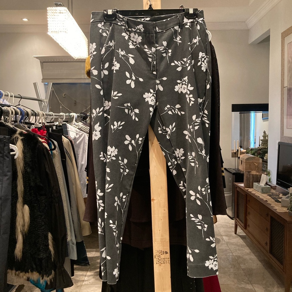 Lily Morgan Size Small Floral Dark Grey and White Pants
